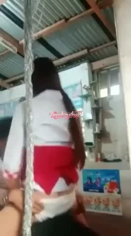 คลิปหลุดนักเรียนสาวกระโปรงแดงโรงเรียนดังโดนครูศิลปะเย็ดเสียว 5นาที คลิปหีเด้ง