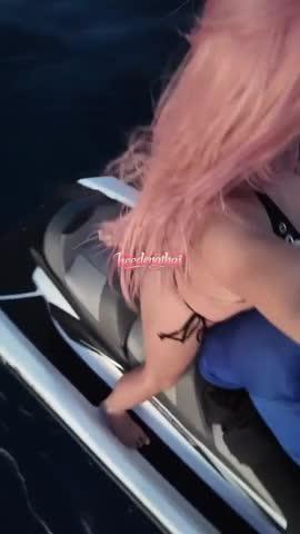 คลิปหลุด Callmeslooo เย็ดเด็ดบนเจ็ทสกีกลางทะเล 5 นาทีสุดมันส์ ปี 2026